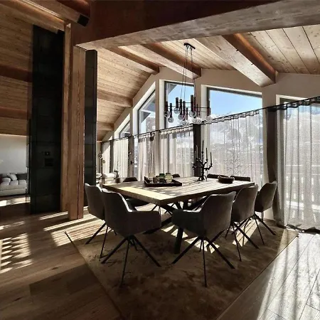Spacious 4-bedroom Retreat In The Heart Of Aosta Valley 別荘